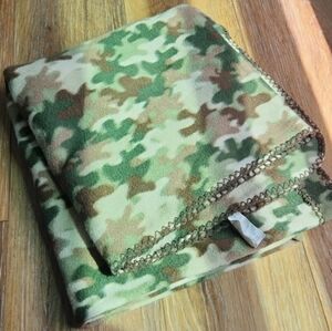 NWOT Mainstays Green Brown Tan Cream Camo Fleece Throw Blanket